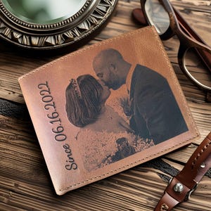 Cartera con Foto para Él – Cuero Grabado con Imagen, Mensaje o Fecha – Regalo Personalizado para Esposo o Novio