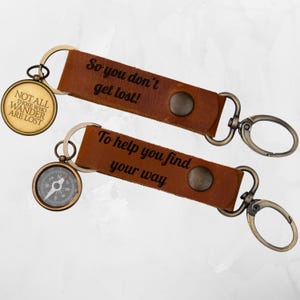 Porte-Clés Boussole Gravé en Cuir Véritable – Cadeau Personnalisé pour Hommes et Femmes avec Vraie Boussole Fonctionnelle