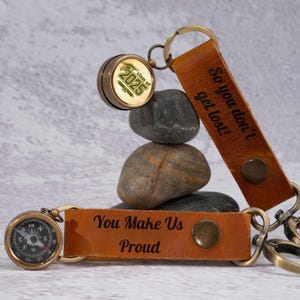 Leren Kompas Sleutelhanger voor Zoon of Kleinzoon – Gepersonaliseerd Cadeau voor Afstuderen van Ouders of Grootouders