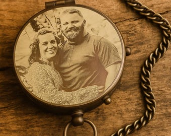 Boussole Gravée avec Photo – Boussole Photo sur Mesure – Souvenir en Laiton Personnalisé