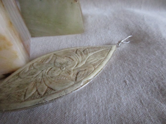 Vintage HAND CARVED Pendant - image 6