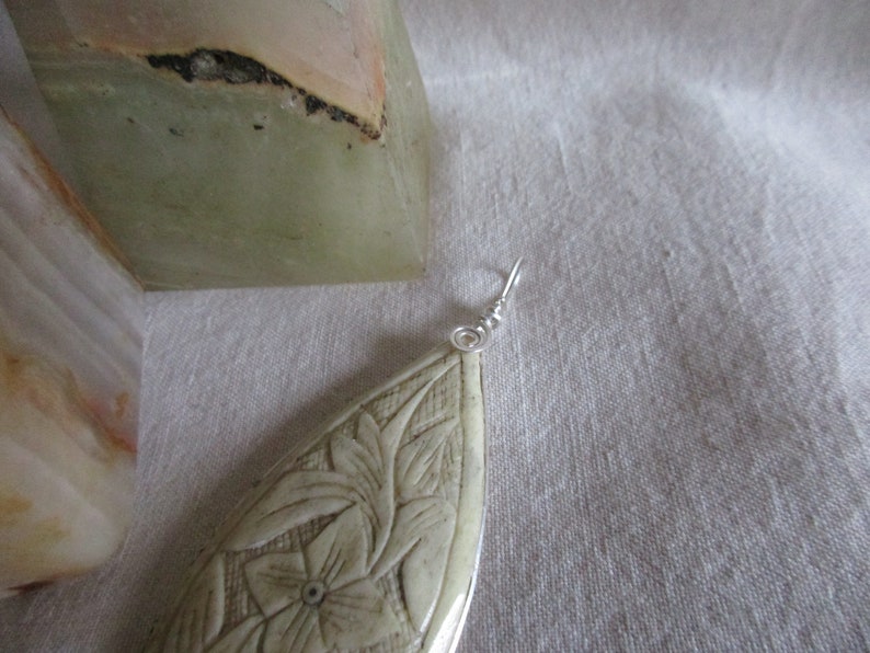 Vintage HAND CARVED Pendant image 4