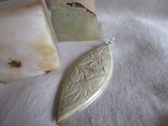 Vintage HAND CARVED Pendant - image 3