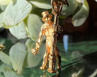 Vintage 14k Yellow Gold Drunk Man On Lamppost Charm