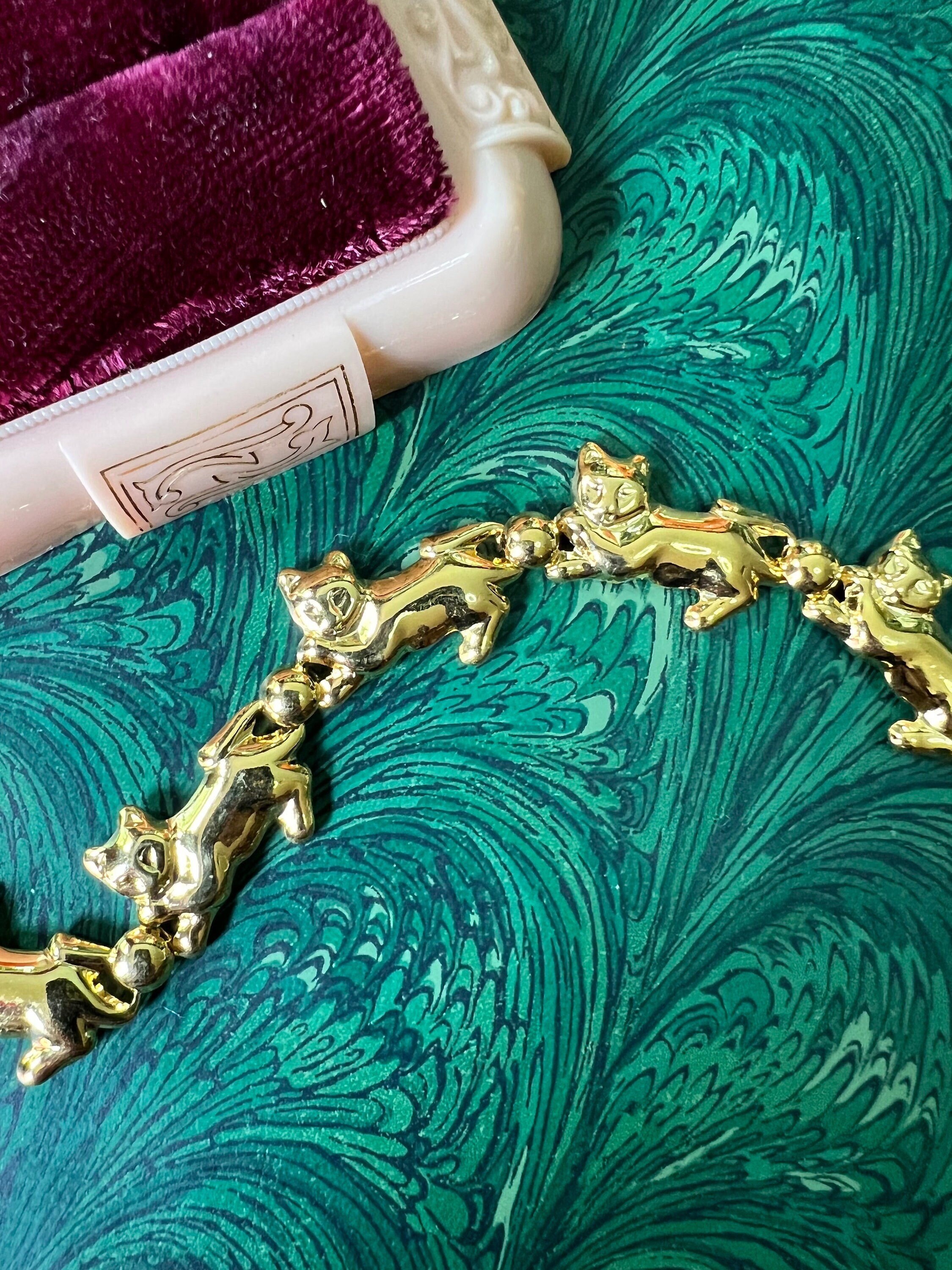 Vintage Gold Tone Cat & Yarn Eternity Bracelet