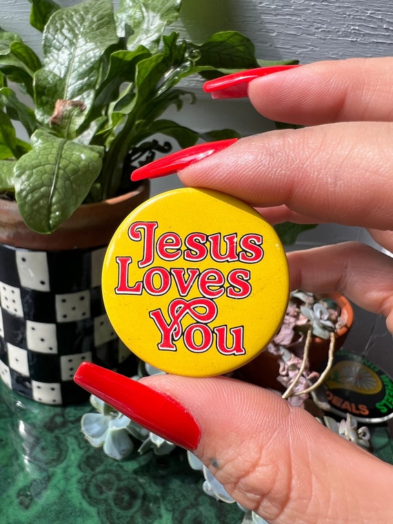 Vintage 1970's "Jesus Joves You" Button