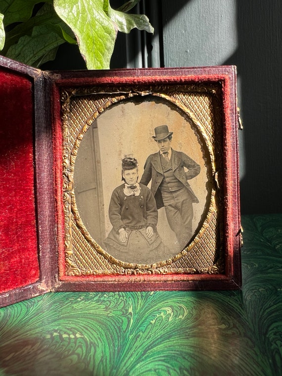 Antique Victorian Daguerreotype Couples Portrait  In Original Burgundy Case
