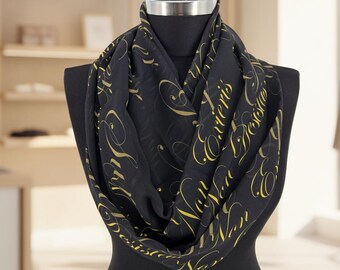 Szyfonowy szalik Infinity z nadrukiem „Non Desistas Non Exieris”.