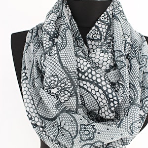Bufanda infinita de gasa con estampado de encaje: bufanda circular ligera
