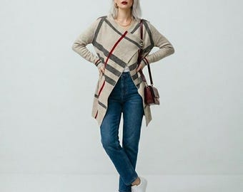 Beżowy, paskowany, asymetryczny kardigan z guzikami