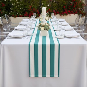 Puede incluir: Un juego de tres tazas de cerámica con un acabado mate moteado. Las tazas son en tonos crema, gris claro y gris oscuro. Cada taza tiene un diseño simple y minimalista y un asa redondeada.