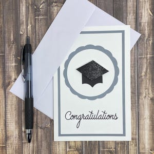 Cartão de formatura feito à mão | Ensino médio, faculdade, pós-graduação, faculdade de medicina, parabéns, formatura, boné e beca, produto físico