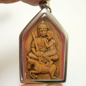phra khunpaen segure senhora cavalgando cavalo khunpan oom nang volta carta mágica yant milagre bênção mantra amor atração buda amuleto pingente