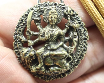 Colgante amuleto de latón de Durga Devi - Collar de protección de la diosa hindú Fujii Kaze