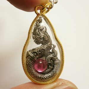 Amulette Naga Phaya Nak : Pendentif protection thaïlandais en cristal rose