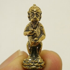 Thailändsk magisk apa-amulett: Kruba Kritsada, rikedom och lycka