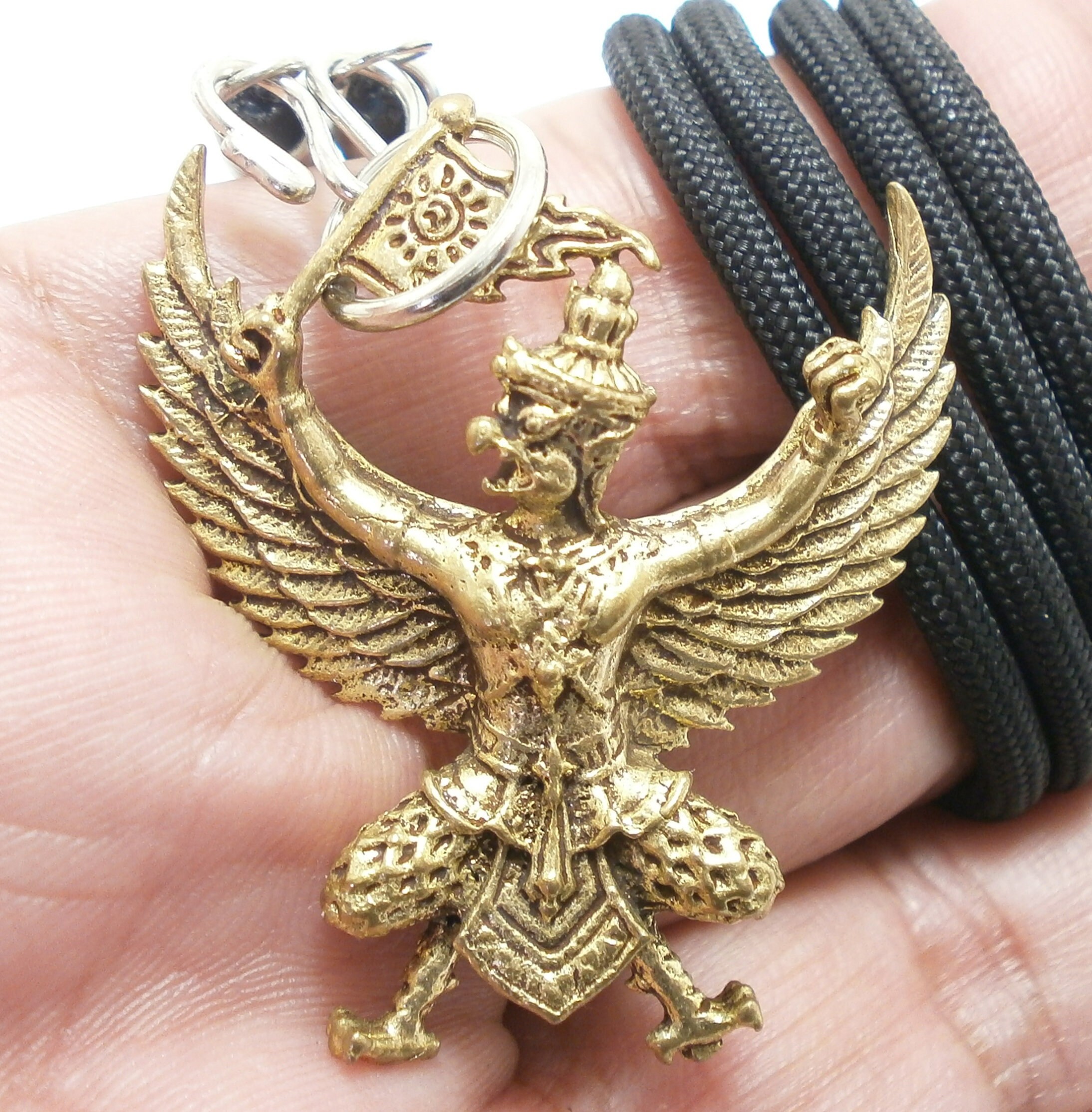 タイ真鍮製ガルーダお守りペンダント - 生命の守護のお守り 藤井 風