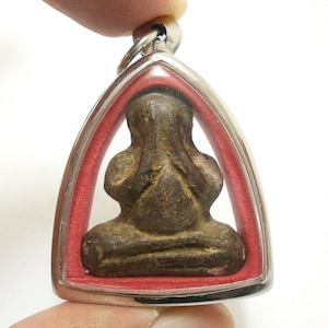 Colgante amuleto de Buda LP Eiam Pidta: regalo tailandés para proteger la riqueza