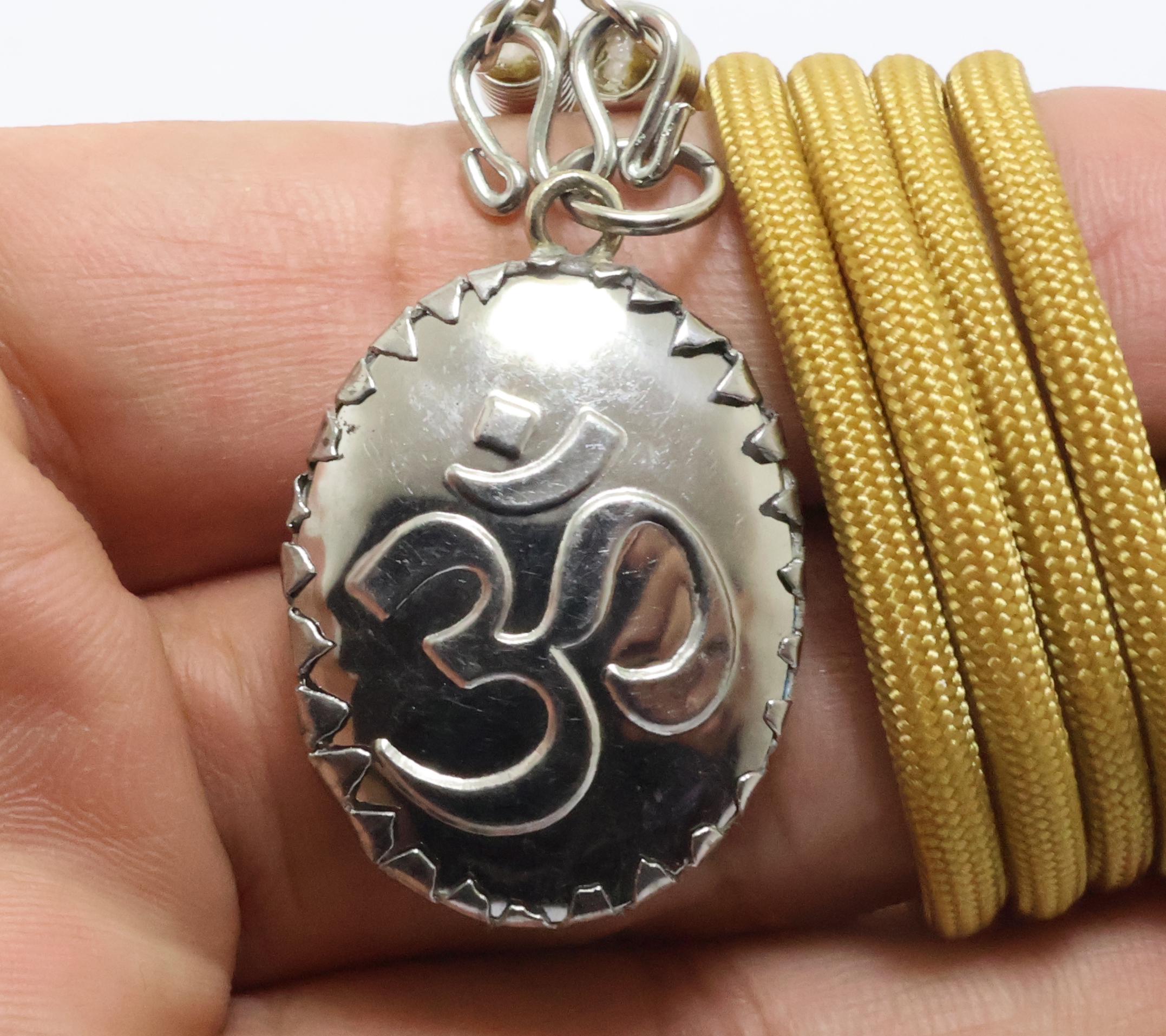 ガネーシャ神のお守り「オーム」ネックレス：ヒンドゥー教の成功の神