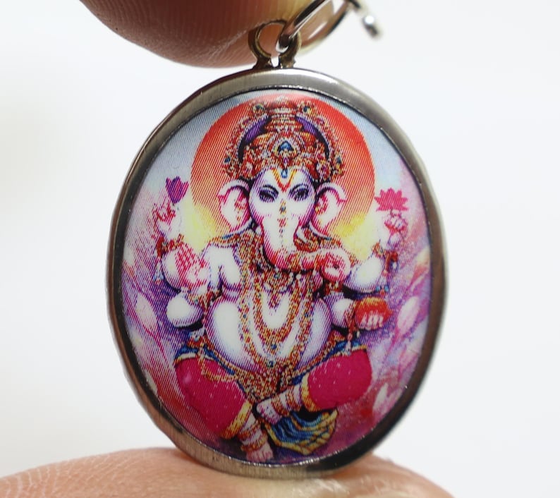 Colgante del Señor Ganesha con el símbolo Om: Amuleto Ohm del dios hindú del éxito, Fujii Kaze imagen 1