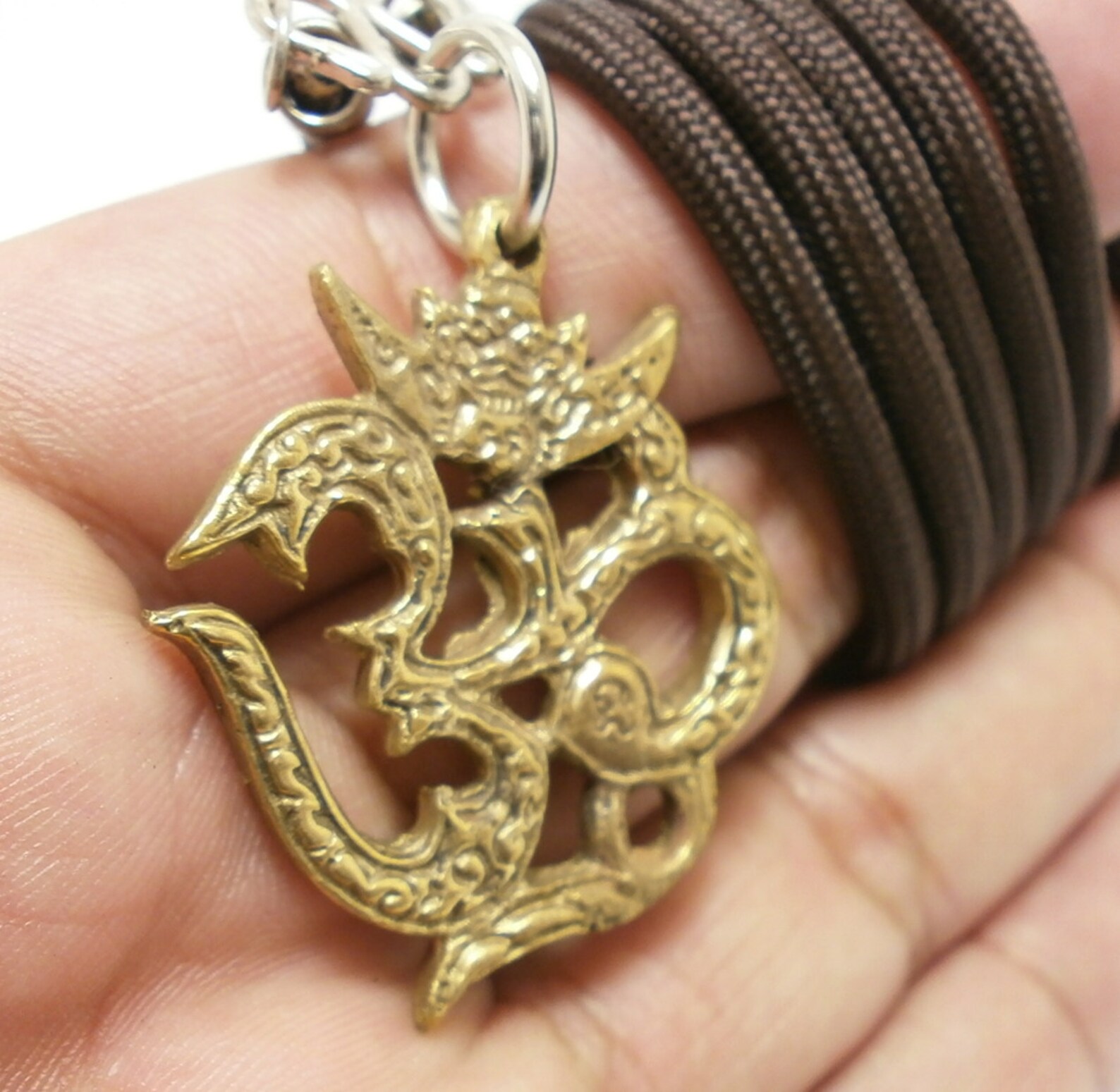 Collier oeil de tigre : pendentif Shiva en onyx noir