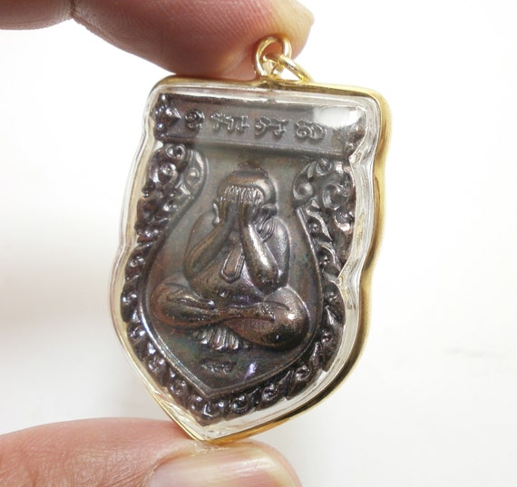 ラーフ オム ジュン タイ仏陀のお守り: 富と保護ペンダント - Etsy 日本