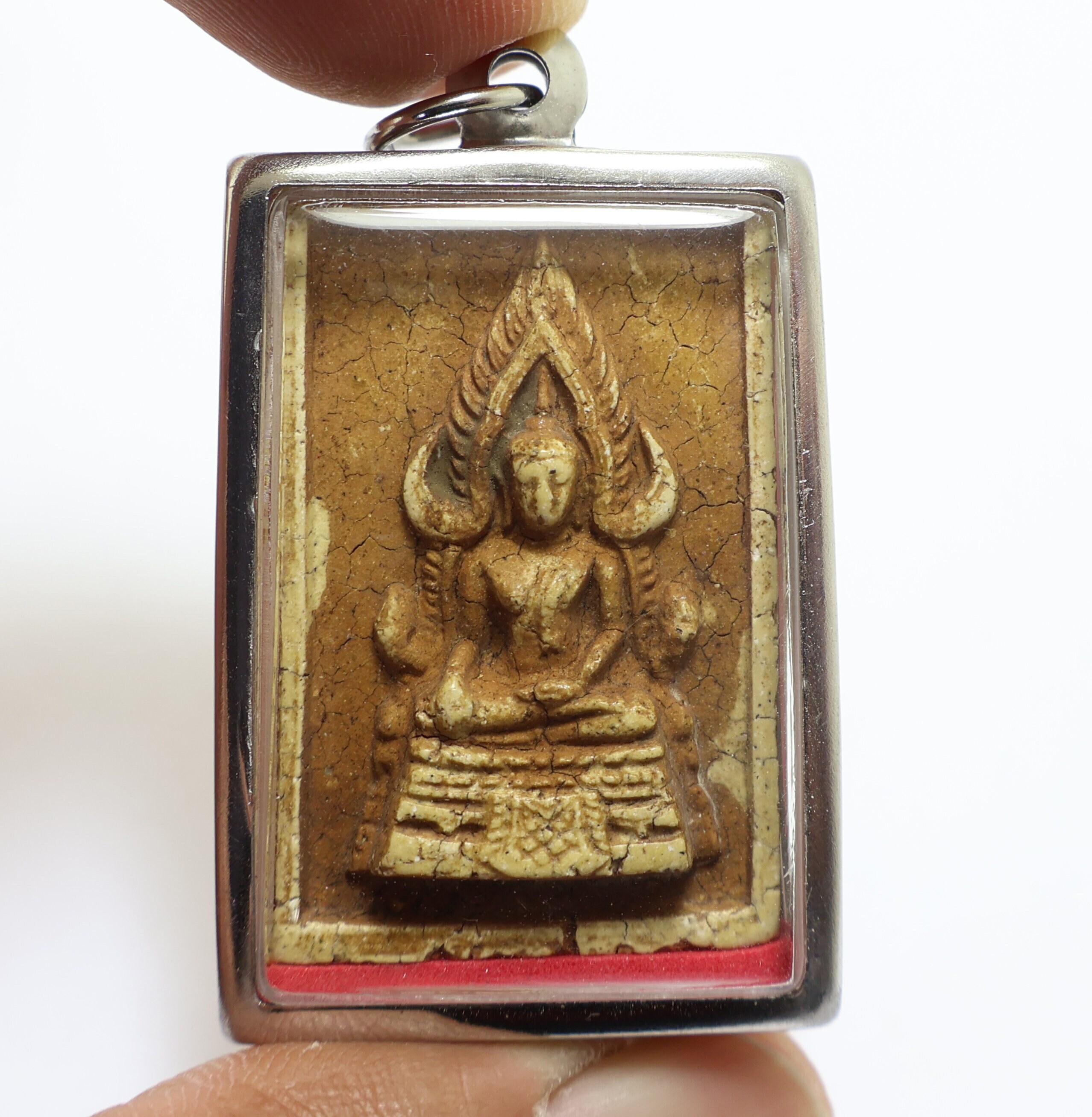 プラ・ブッダ・チンナラージ・アミュレット：タイの魔法のペンダント