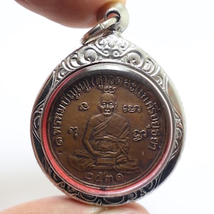Phra LP Doo Millionaire coin of Wat Sakae Temple blessed 1988 lucky rich wealth prosperity good luck strong protection amulet pendant locket