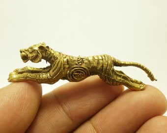 Thais koperen gehurkte tijgeramulet: levensbeschermende talisman
