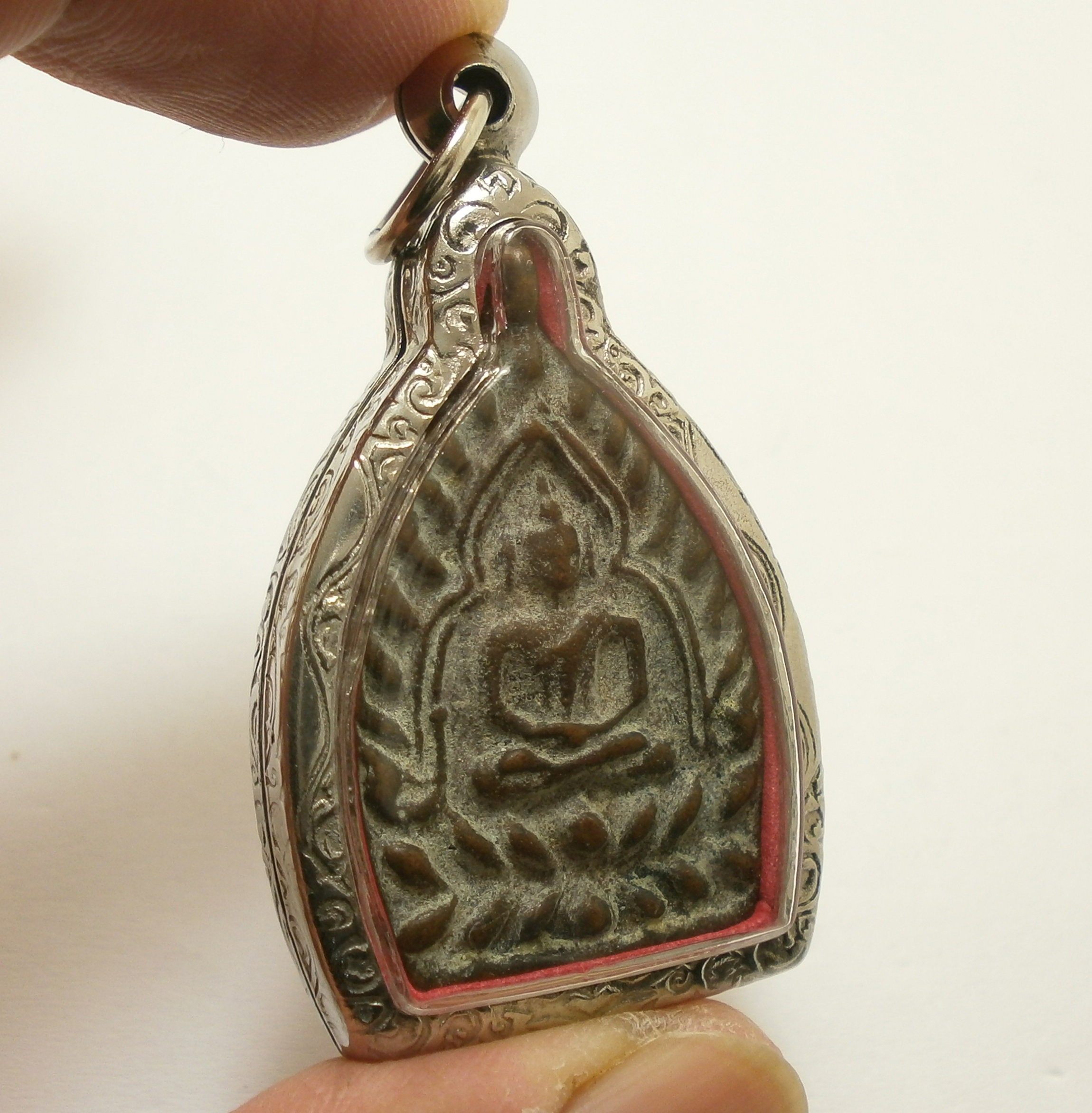 LP ブーン・ブッダのお守り：幸運と繁栄をもたらす Jaosua 金属コイン