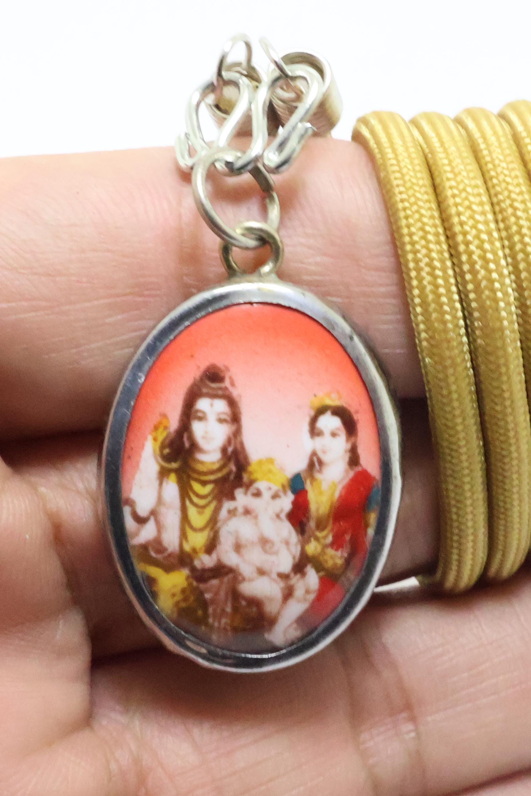 シヴァ神のファミリーアミュレット「オーム」ペンダント：ヒンドゥー教