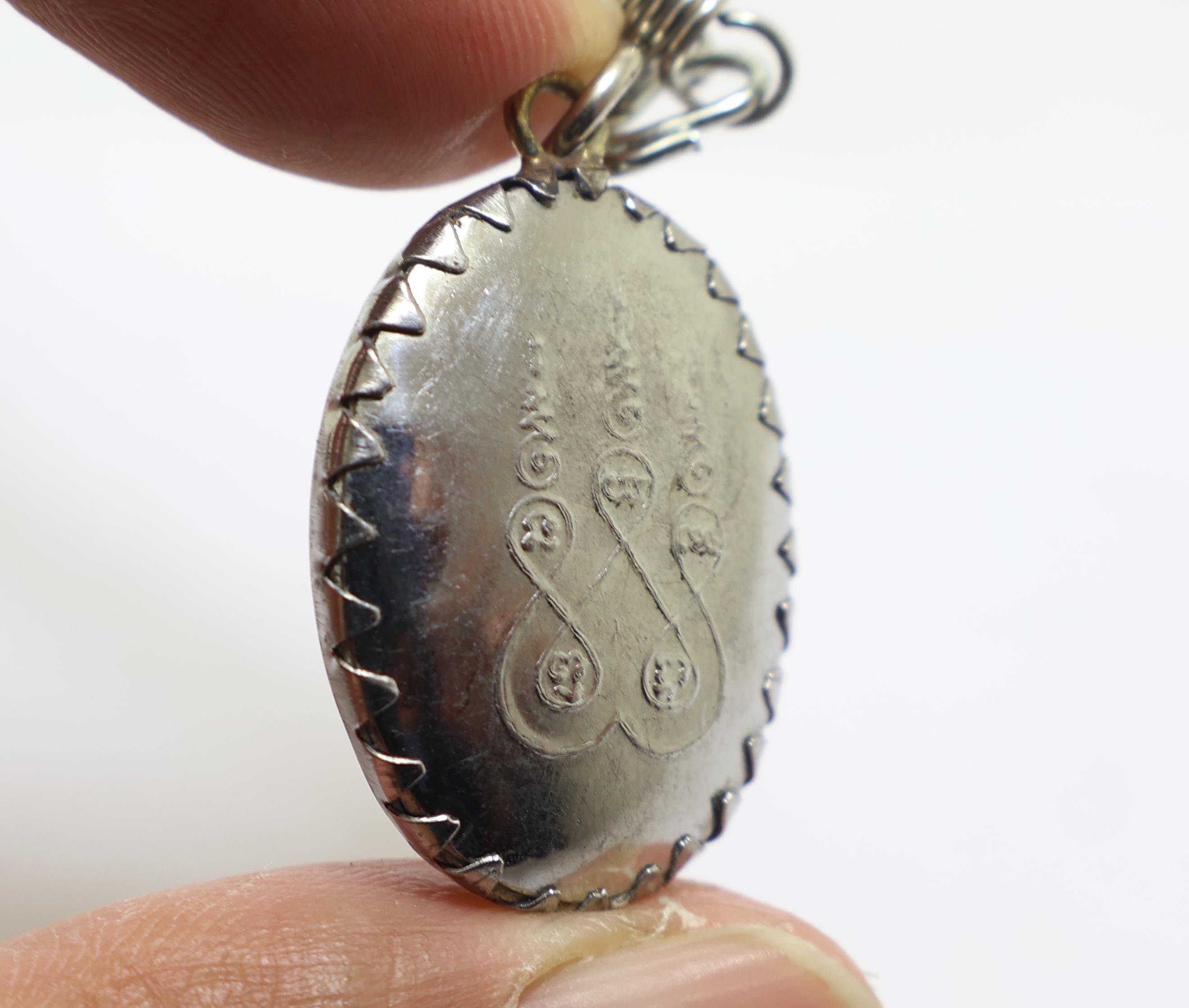タイ王国ラーマ5世お守りです。 ラーマ5世ロケットお守り：タイの祝福ヤント ร. 5 ペンダント - Etsy 日本