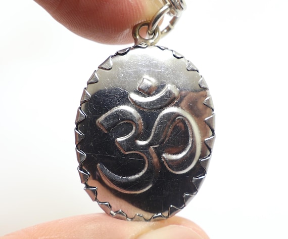 シヴァ神マハデフペンダント：祝福されたヒンドゥー教のオームお守り