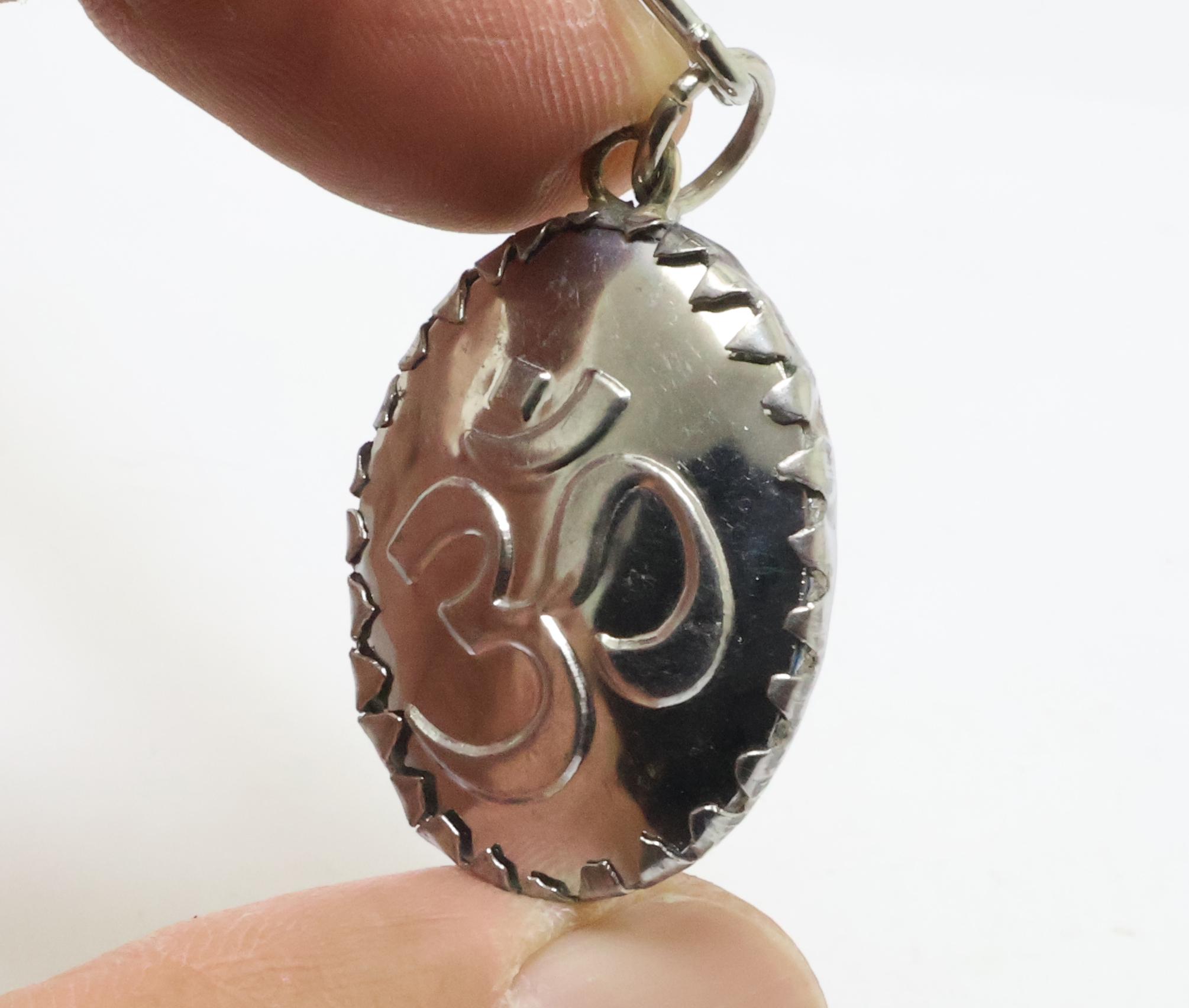 ガネーシャ神のお守り「オーム」ネックレス：ヒンドゥー教の成功の神