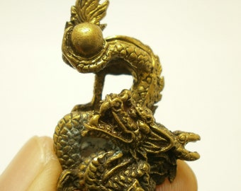 Miniaturowy mosiężny chiński amulet smoka: talizman bogactwa i ochrony