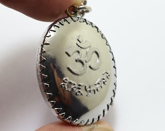 ヴィシュヌ神の大きなペンダント：ヒンドゥー教の神オームのお守り