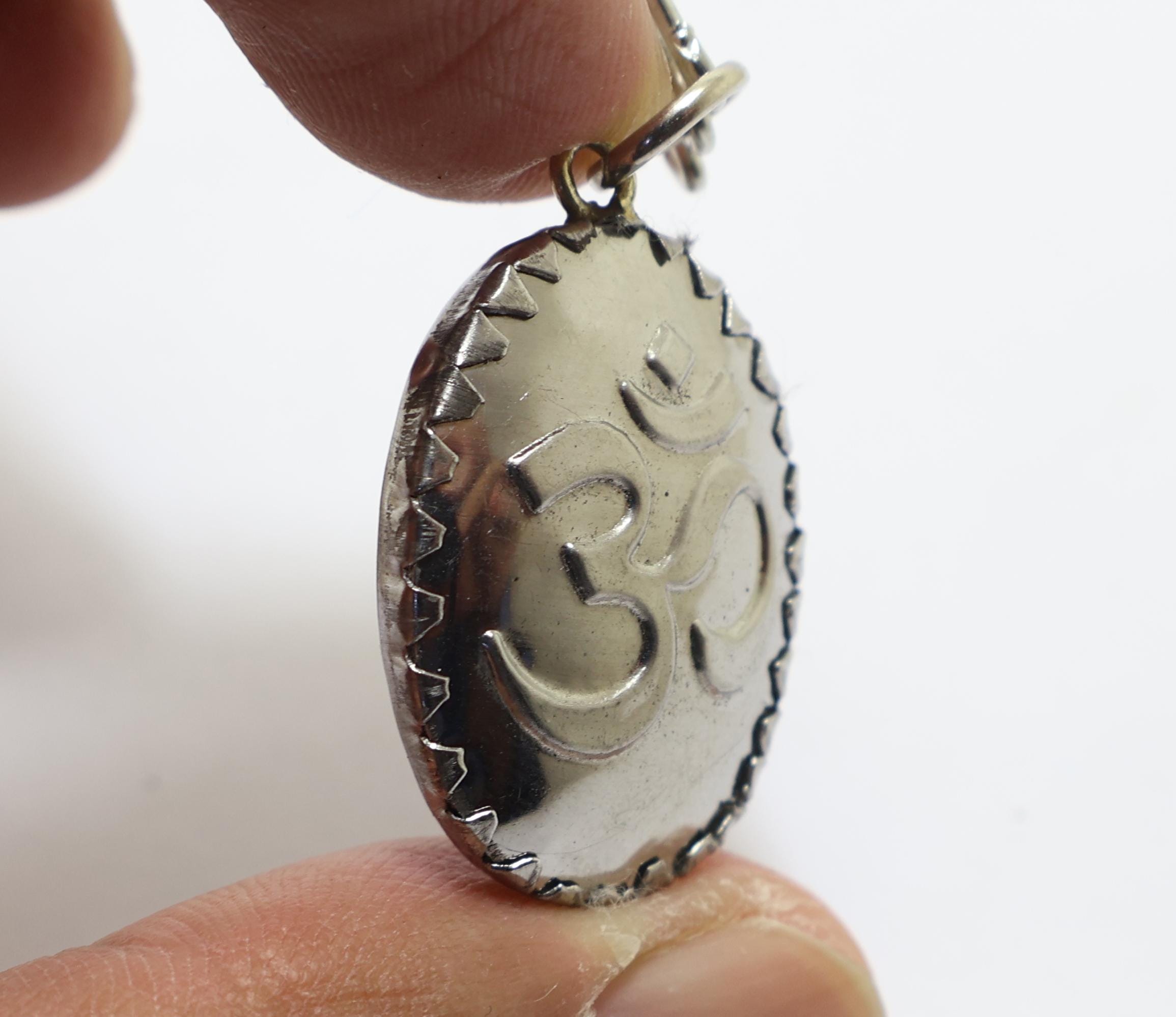 【新品】シヴァ神 オム・ペンダントヘッド＋ステンレスチェーン❇︎ステッカー付き 新品】シヴァ神 オム・ペンダントヘッド＋ステンレスチェーン