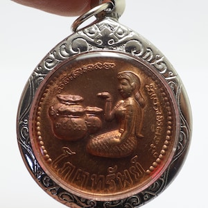 Nangkwak Lady wzywa do szczęścia i pieniędzy z Poo Chuchok LP Up Budda moneta pobłogosławiona potężne magiczne błogosławieństwo Tajski Nang Kwak amulet wisiorek