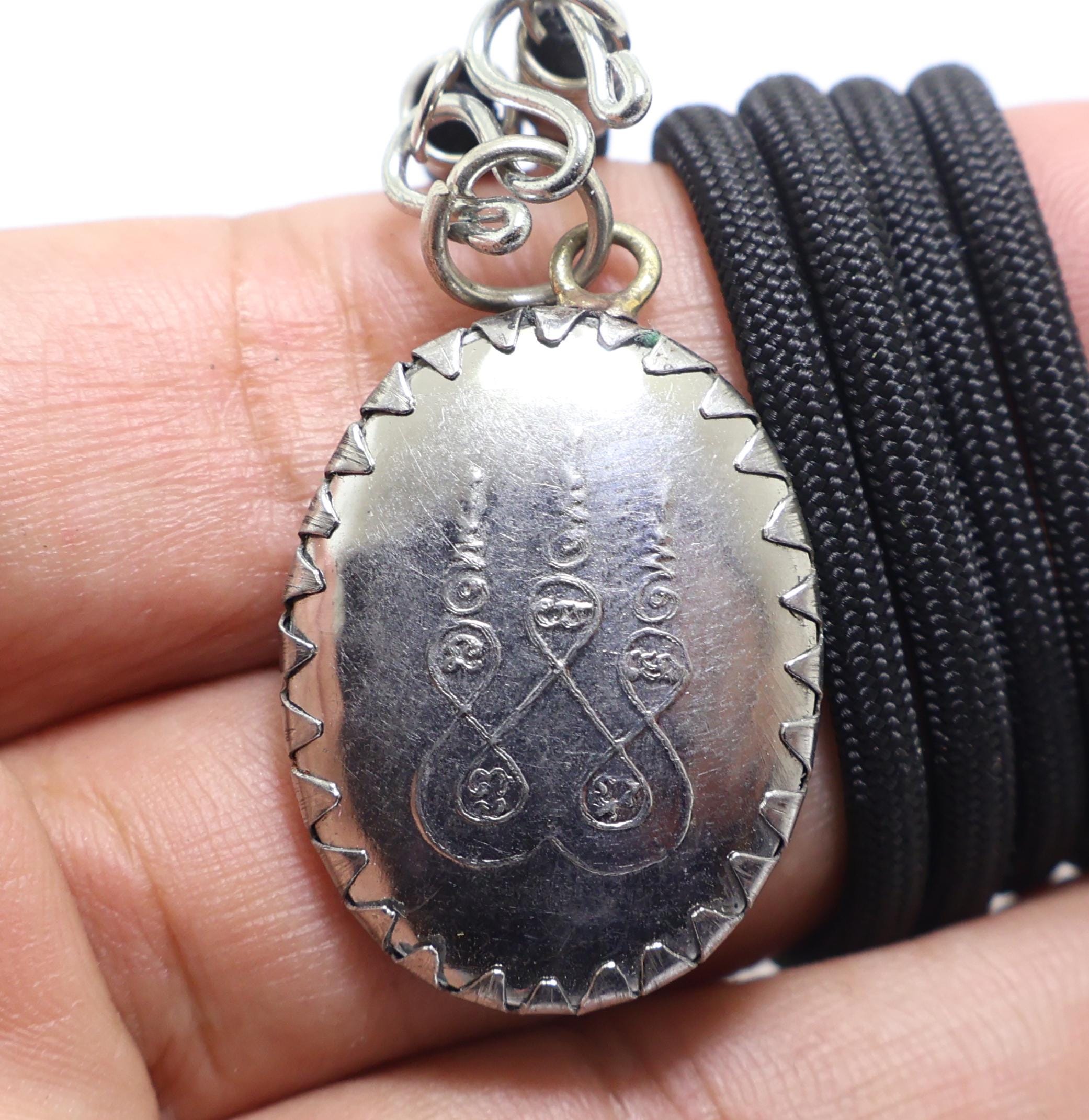 ラーマ5世ロケットお守り：タイの祝福ヤント ร. 5 ペンダント - Etsy 日本