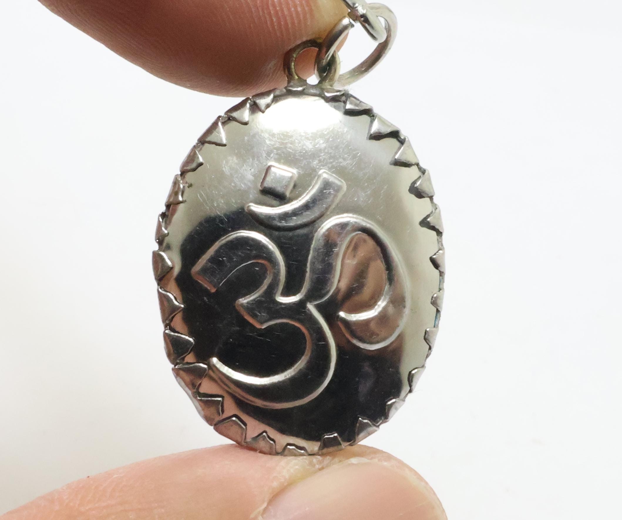 ガネーシャ神のお守り「オーム」ネックレス：ヒンドゥー教の成功の神