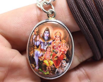 シヴァ神パールヴァティ ガネーシャ ペンダント: ヒンドゥー教の家庭