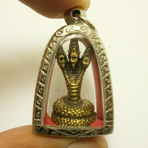 Dreiköpfiger Naga Anhänger: Thai Buddhismus Amulett für Lebensschutz