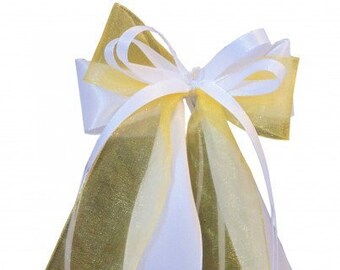 Può includere: Un fiocco di nastro di raso bianco e oro con code lunghe. Il fiocco è legato in un nodo e le code fluttuano.