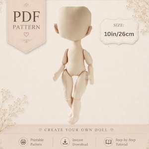 Może przedstawiać: Beżowa szmaciana lalka z ruchomymi kończynami, prezentowana jako wzór PDF. Tekst zawiera napisy PDF PATTERN, SIZE: 10in/26cm, CREATE YOUR OWN DOLL, Printable Pattern, Instant Download oraz Step-by-Step Tutorial. Lalka ma pustą twarz.