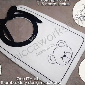 Könnte beinhalten: Weißes Baby-Lätzchen mit schwarzem Rand und schwarzem Band. Das Lätzchen zeigt ein gesticktes Bärengesicht und den Text "Digitized by ChiccaWorkshops". Enthält 5 Stickdesigns von Tieren.