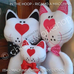 May include: Three white plush cat toys with red hearts and black eyes. The largest cat has a pink polka dot bow tie, the middle cat has a black and white bow tie, and the smallest cat has a red bow. The text "IN THE HOOP - RICAMO A MACCHINA" is at the top of the image. The text "Digitized by chiccaworkshop" is in the middle of the image. The text "ITH - MACHINE EMBROIDERY DESIGN" is at the bottom of the image.