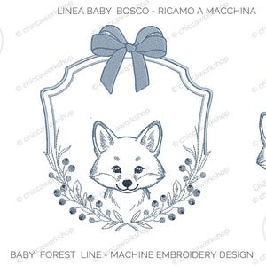 Puede incluir: Un diseño de bordado a máquina con una cabeza de zorro centrada en un marco decorativo rematado con un lazo y rodeado de follaje. El texto incluye LINEA BABY BOSCO, RICAMO A MACCHINA, BABY FOREST LINE, MACHINE EMBROIDERY DESIGN y formatos.