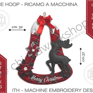 Può includere: Un disegno di ricamo a tema natalizio a forma di ferro di cavallo, largo 30 cm e alto 37 cm. Il disegno presenta un motivo a quadri rossi, dettagli bianchi, una renna nera e le parole "Merry Christmas".