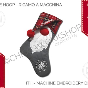 Può includere: Una calza natalizia grigia con un design a gnomo, con un cappello rosso e a quadri, una barba bianca e un fiocco di neve. Il testo "Laura" è ricamato sul cappello. Il design è per il ricamo a macchina, con file di 20x30 cm e 8x12 pollici.