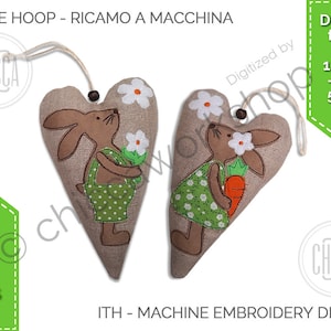 Può includere: Due ornamenti a forma di cuore in feltro marrone con disegni di coniglietto ricamati. Un coniglietto tiene una carota e l'altro un fiore. Gli ornamenti misurano 5x7 pollici e sono disponibili in formati di file di ricamo digitali.